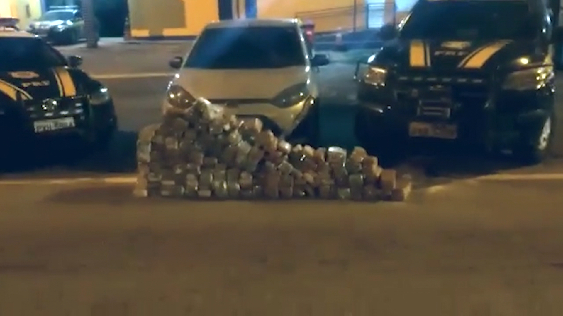 BR 040: PRF apreende 200 kg de maconha em carro roubado